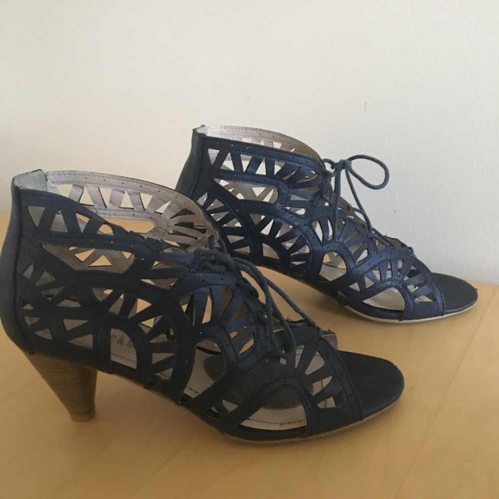Main & Monroe low heel pump